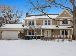 2 Fox Hunt Ct, Hawthorn Woods, IL 60047