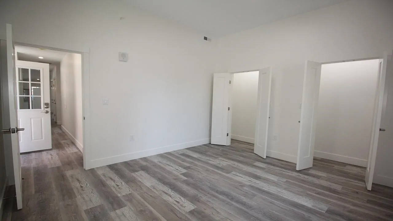 525 E Broadway — Photo 4