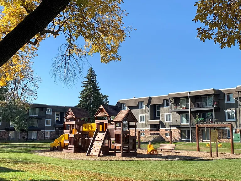 Moonraker Apartments — Photo 11