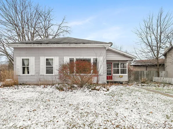 518 High St SE, Lowell, MI 49331