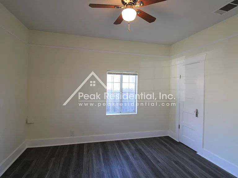 1042 Las Palmas Ave — Photo 15
