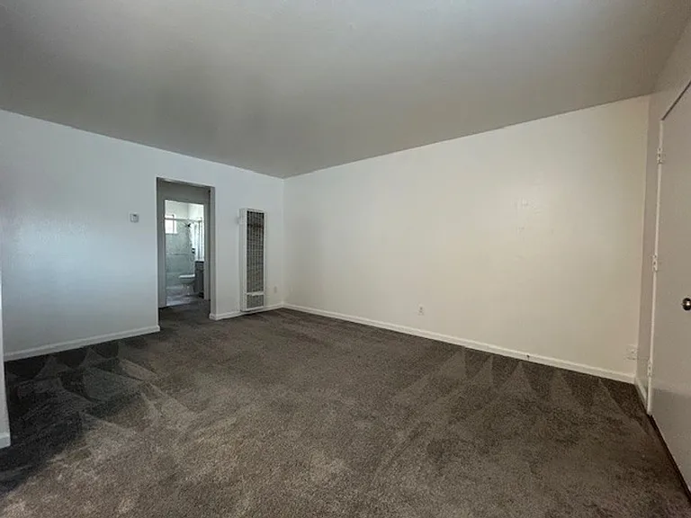 1 bedroom, 1 bath, apartment is perfect for those seeking a comfortable and convenient living space. — Photo 9