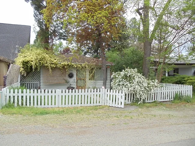 325 E F St photo 1