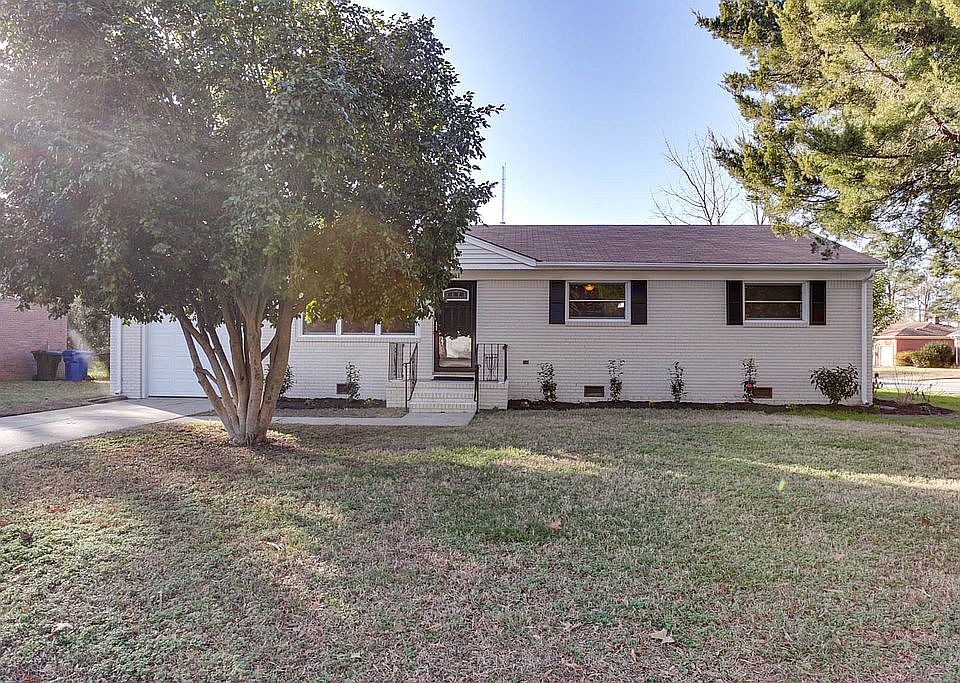 Corner lot w/fenced yard