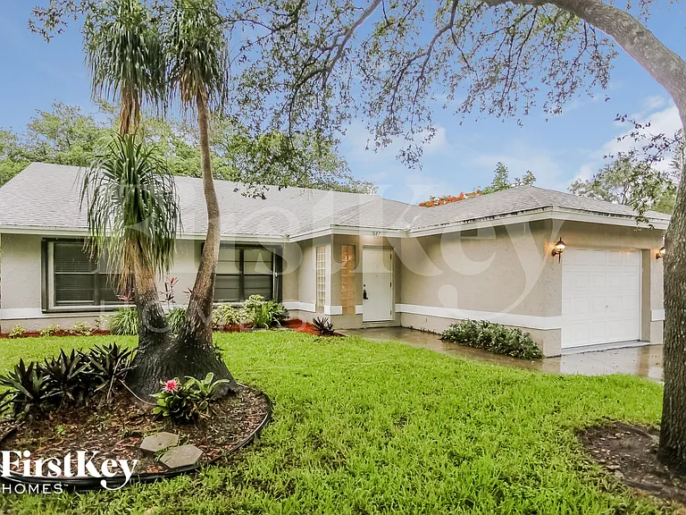 1647 SW 30th Ter — Photo 2