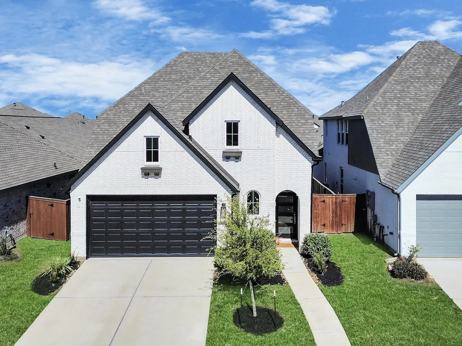 5 bed, 3.0 bath, 2649 sqft, $3,875 — Photo 2