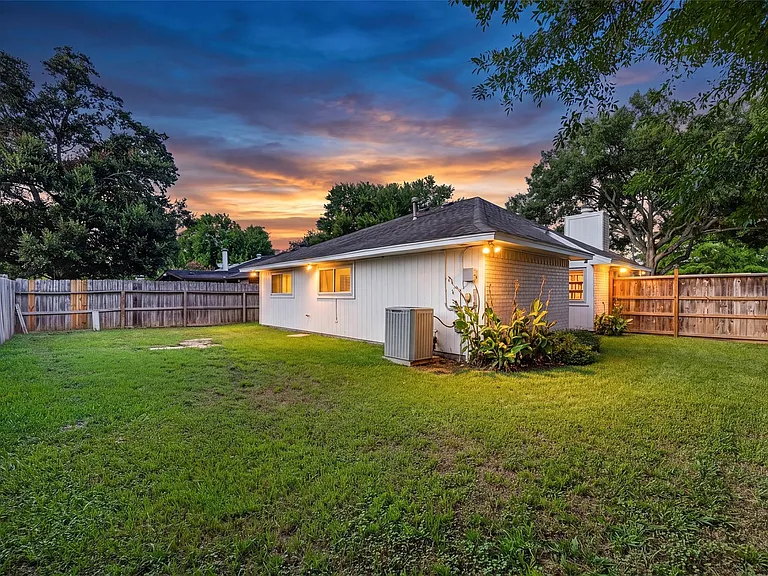 17006 Enchanted Cir E — Photo 33