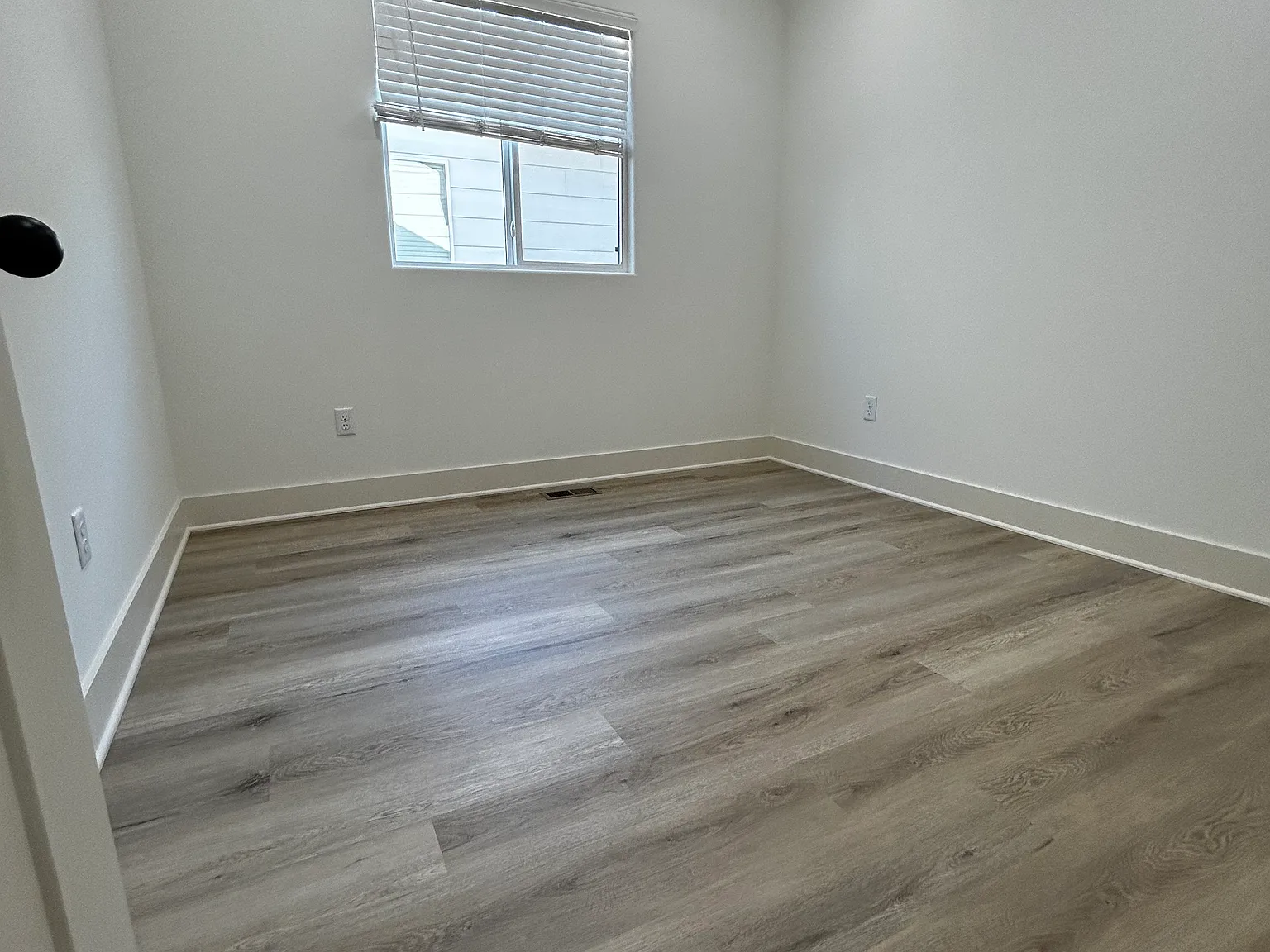 4 bed, 2400 sqft, $1,950 — Photo 3