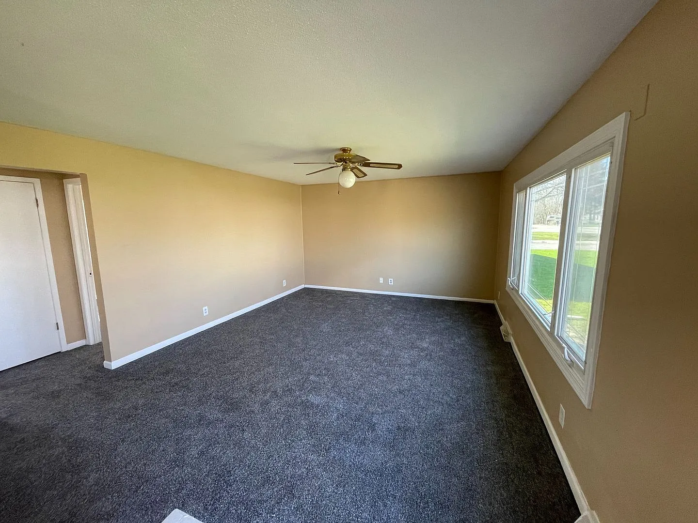 Spacious 2-Bedroom Home with Garage & Large Backyard in Silvis! — Photo 4