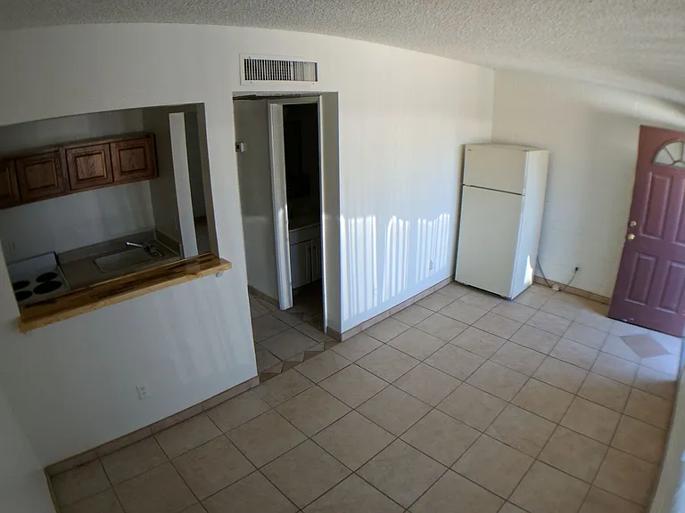725 E Elm St #B-1 — Photo 2