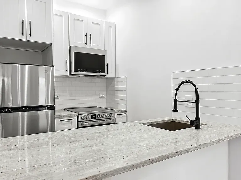 111 Woodbine St #6 — Photo 3