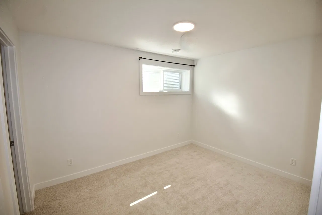 1 Bed 1 Bath Suite Chappelle Parking Pad SW Edmonton — Photo 4