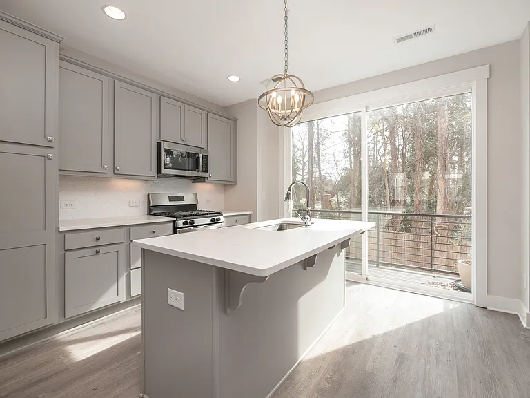 554 W End Dr — Photo 3