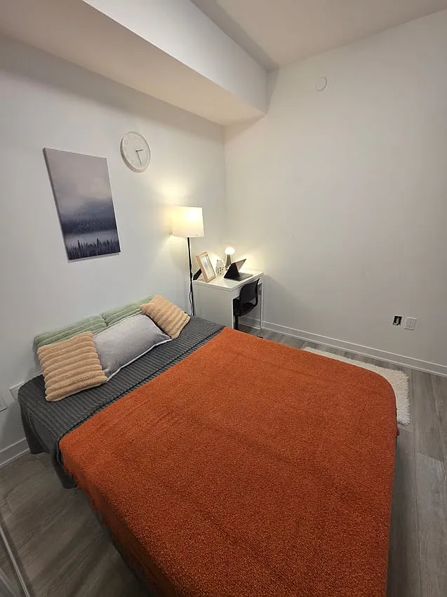 Deluxe Room without Window - Dundas St West & Simcoe St — Photo 2