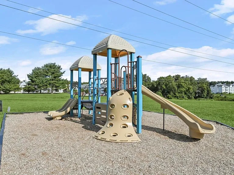 8354 Montgomery Run Rd #D — Photo 17