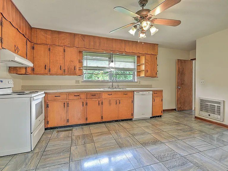 945 Bishop Loop — Photo 3
