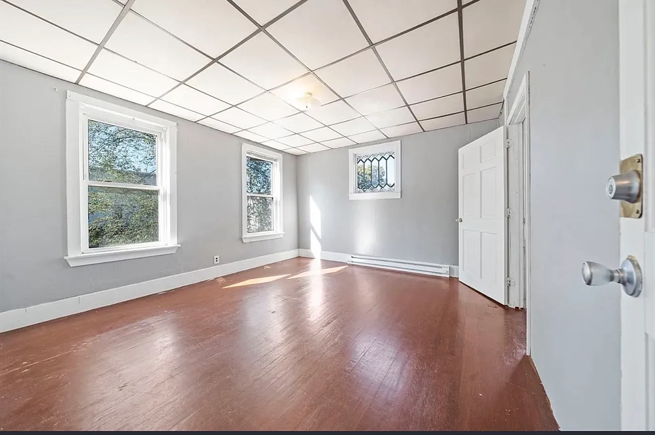 3 bed, 1100 sqft, $2,300 — Photo 4