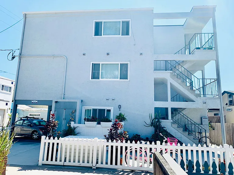 825 Niantic Ct #3 — Photo 1