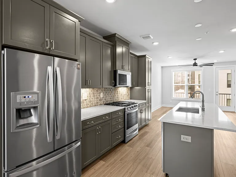 539 W Tremont Ave — Photo 6