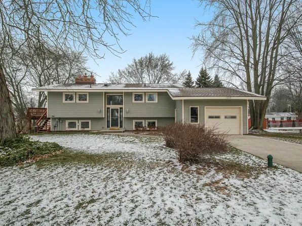 1215 Hillcrest Dr, Wayland, MI 49348