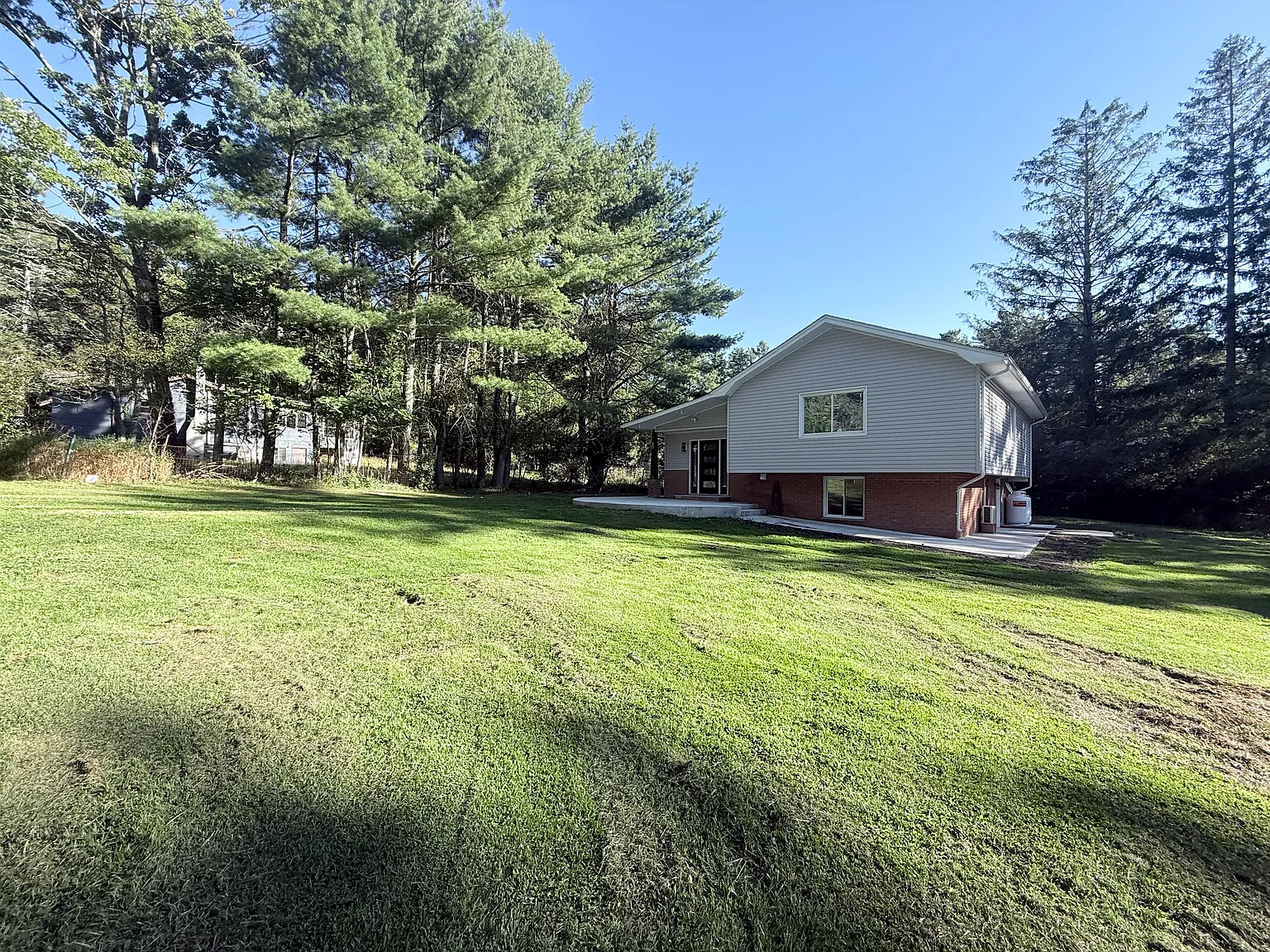 3 bed, 2.5 bath, 1900 sqft, $2,600 — Photo 4