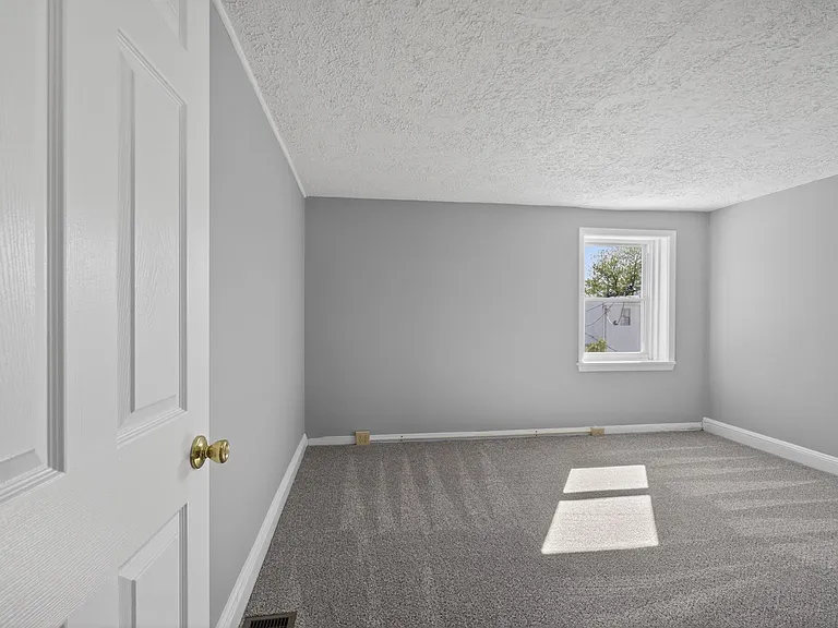 733 Center St — Photo 17