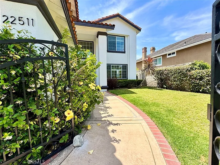 22511 Peartree — Photo 2