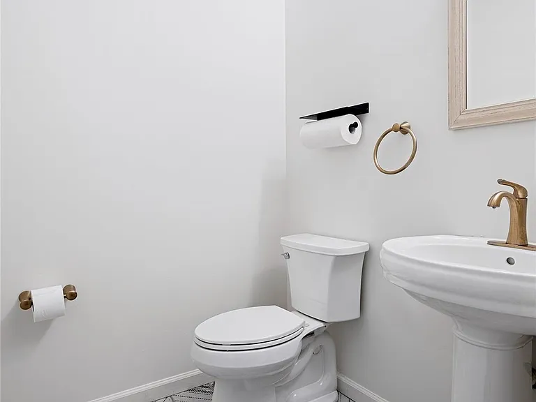 4 White Ln — Photo 9