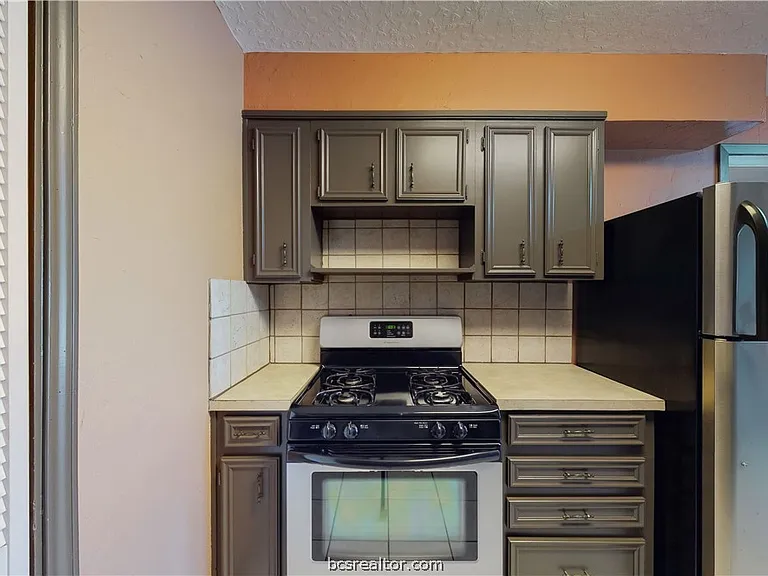2104 Elmwood Dr — Photo 8