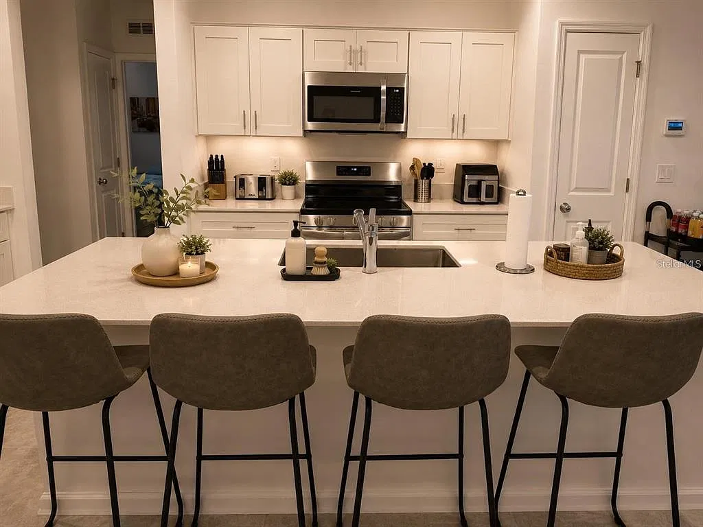 3 bed, 2.0 bath, 1451 sqft, $2,600 — Photo 4
