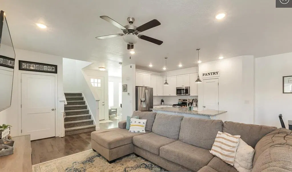 4 bed, 2893 sqft, $2,650 — Photo 2