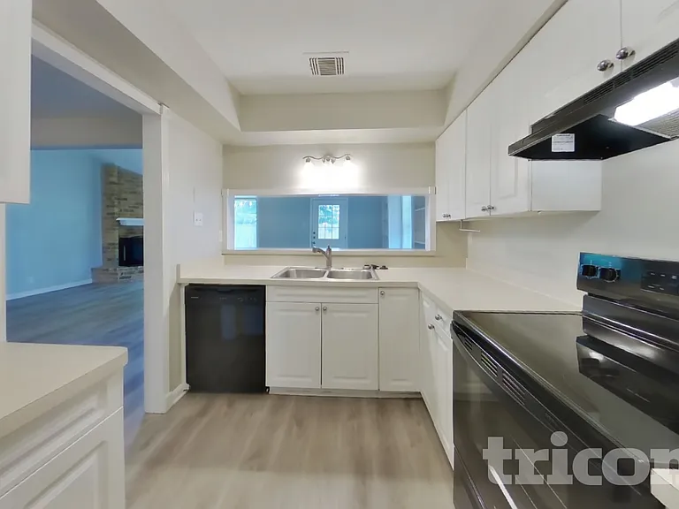 13307 Venice Cir — Photo 6