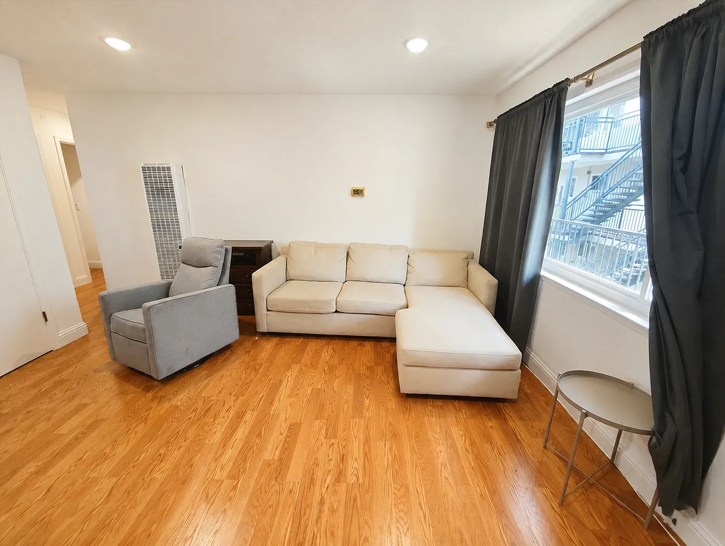 3 bed, 900 sqft, $1,300 — Photo 1