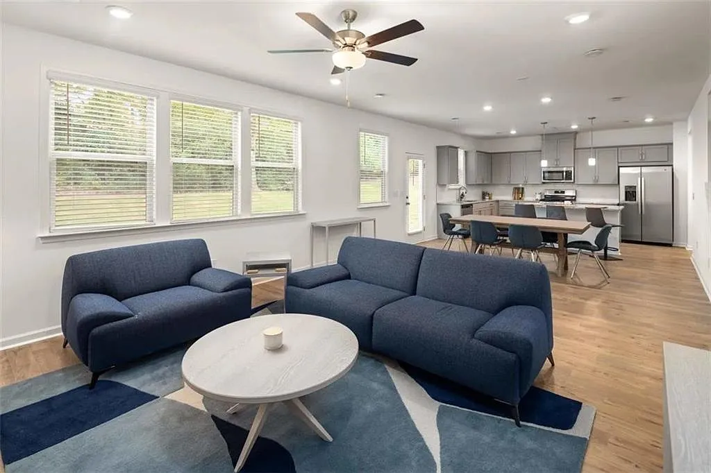 4 bed, 2.5 bath, 2493 sqft, $2,925 — Photo 4