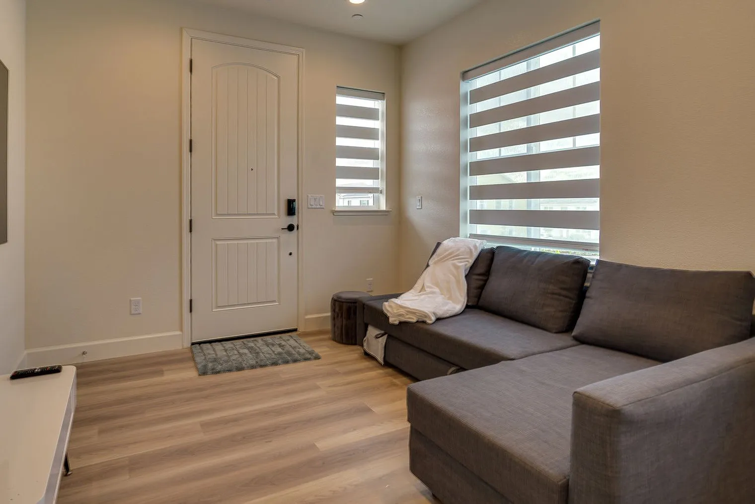 2 bed, 2.0 bath, 699 sqft, $4,096 — Photo 2
