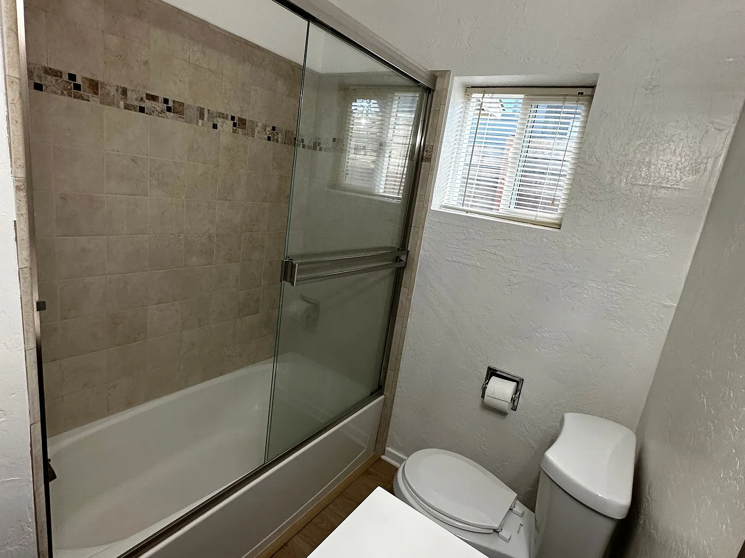 3 bed, 2122 sqft, $3,300 — Photo 4
