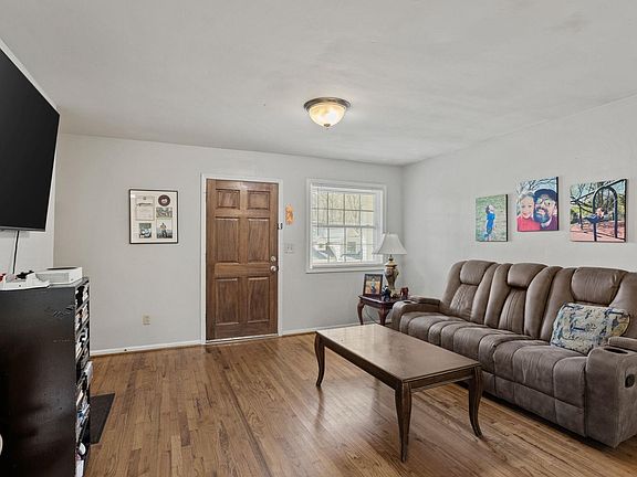 5th image of 40 Westview Ave