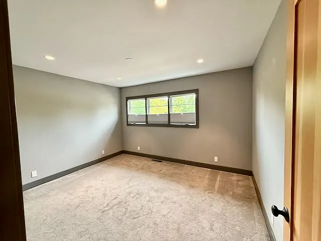 2594 Roosevelt Ave — Photo 16