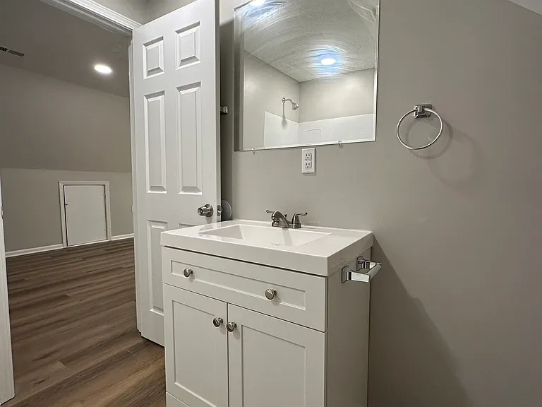 63 E Poplar St #B — Photo 7