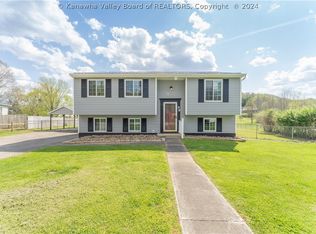 32 Pinewood Cir, Saint Albans, WV 25177