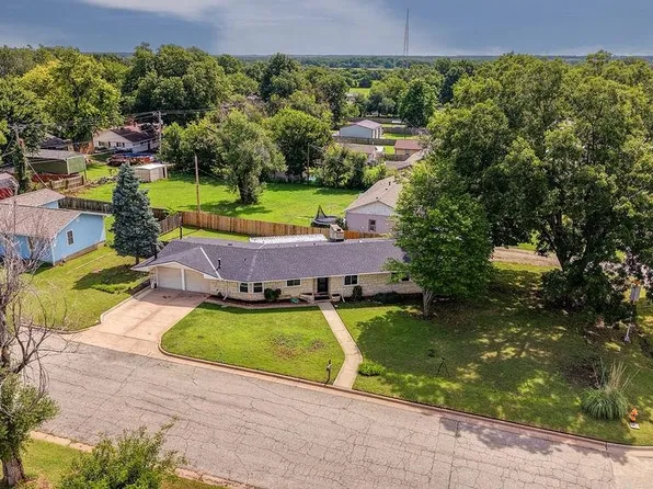 102 Highland Dr, Arkansas City, KS 67005