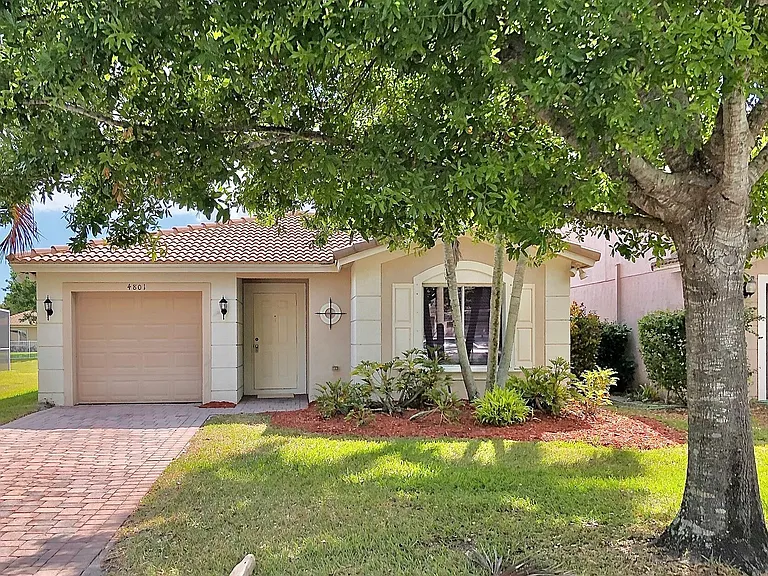 4801 SE Graham Dr — Photo 1