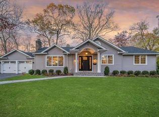 9 Avon Ln, East Hills, NY 11577