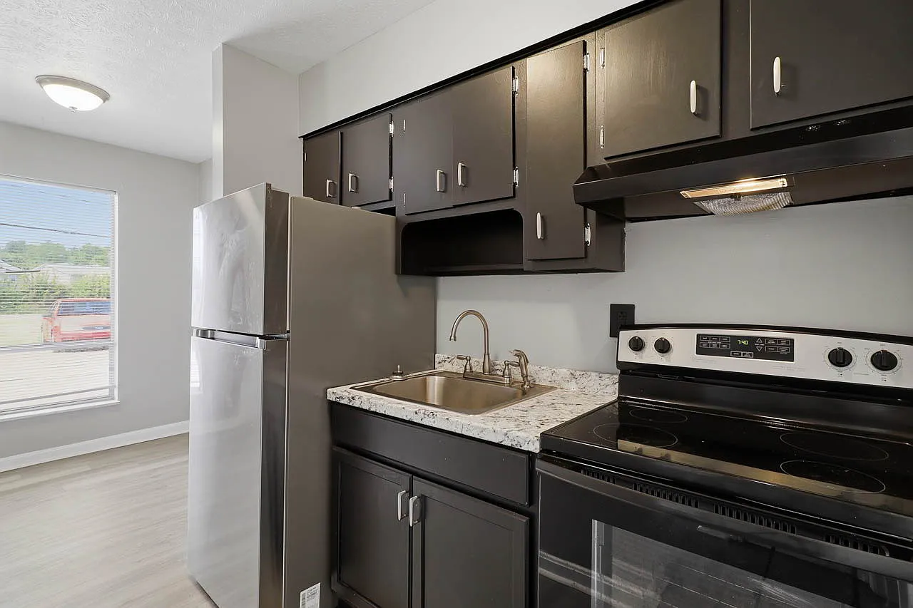 Broadleaf Arms Apartments — Photo 1