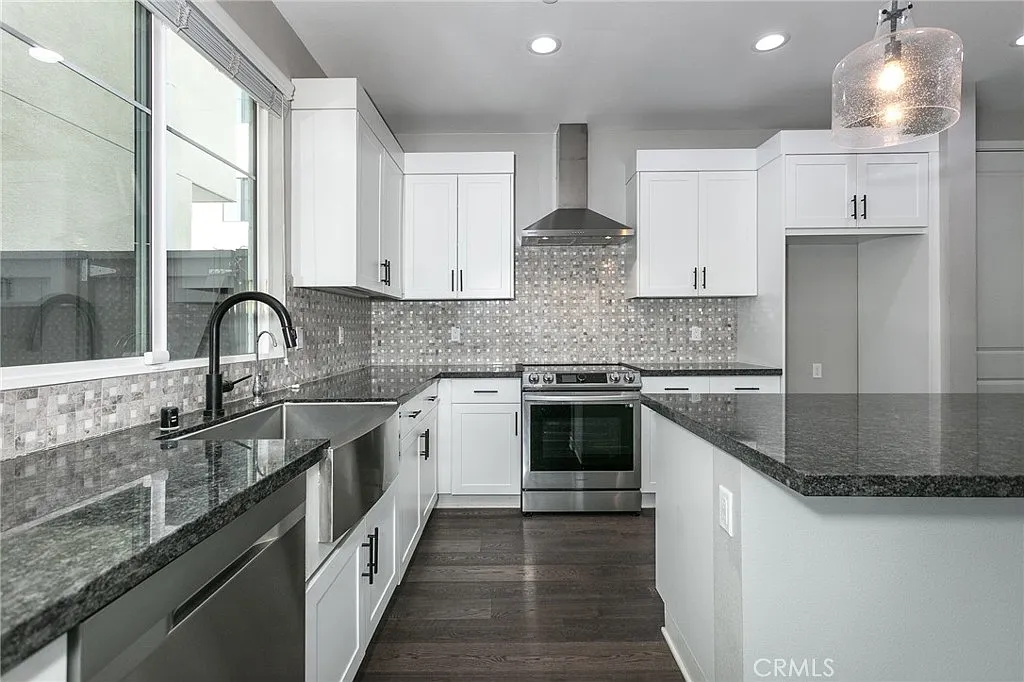 4 bed, 2353 sqft, $4,650 — Photo 2