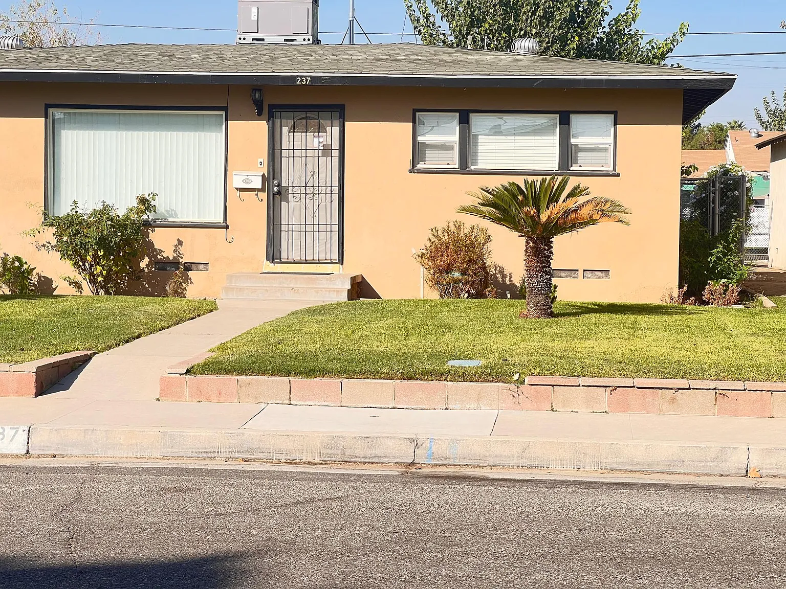 237 Oakdale Dr — Photo 1