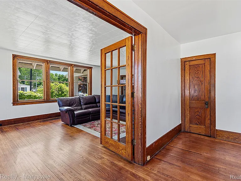 504 Clinton Ave — Photo 18