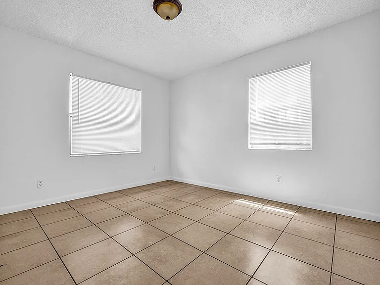 336 NE 12th Ave — Photo 13