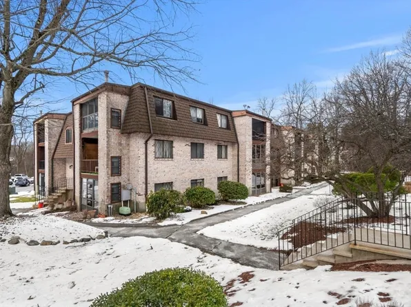 7 Greenbriar Dr APT 304, North Reading, MA 01864