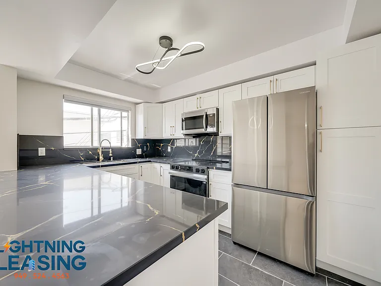 1035 N Hayworth Ave #110 — Photo 4